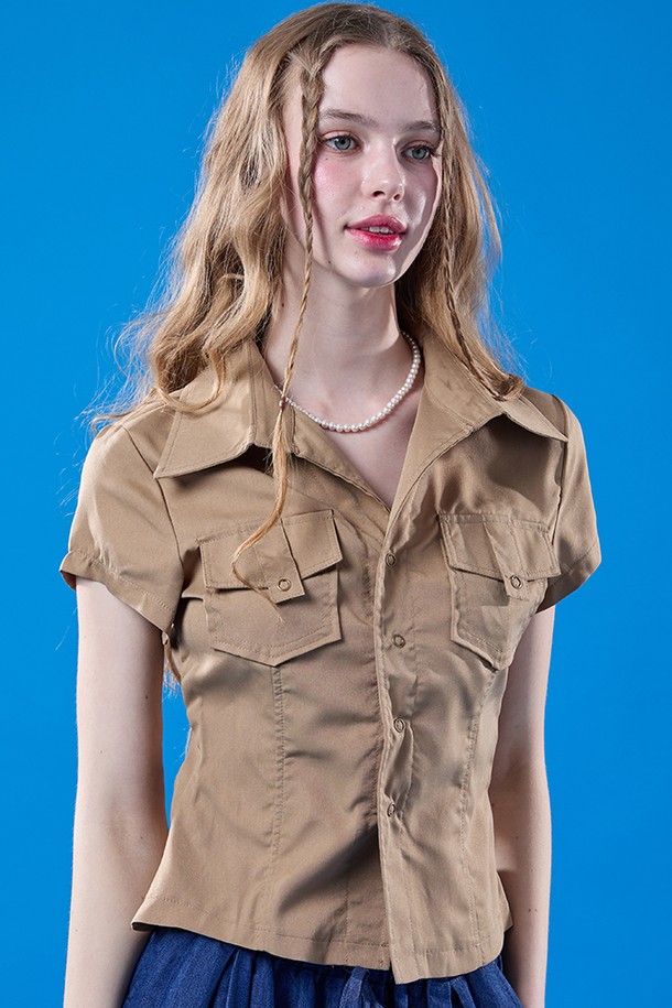 여름 시티 사파리 컬렉션의 베이지색 크롭 슬림핏 반팔 셔츠입니다. 캐주얼한 스타일의 이 셔츠는 얇은 두께감과 반소매 기장으로 시원하게 착용할 수 있으며, 카라 디자인과 사파리 스타일 디테일이 특징입니다. 무지 디자인으로 어떤 하의와도 쉽게 매치하여 일상룩을 연출할 수 있습니다.
