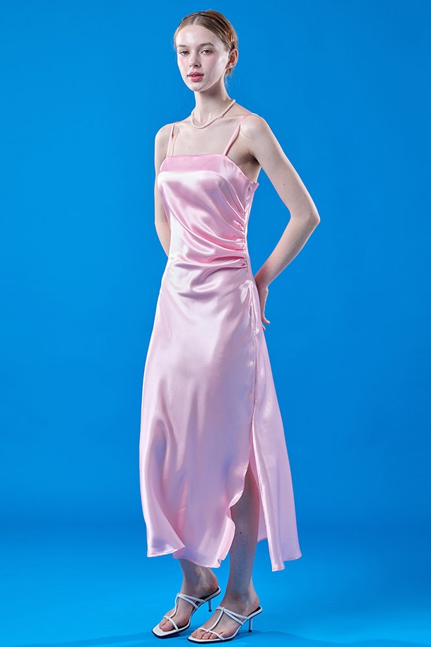 여름 셔링 맥시 슬림 실크 나시원피스 [PINK] 레이어드원피스 ver.는 우아하고 페미닌한 무드의 여성용 맥시원피스입니다. 부드러운 실크 소재로 제작되어 얇고 시원한 착용감을 선사하며, 슬림핏 라인이 여성스러운 실루엣을 연출합니다. 핑크 컬러의 무지 디자인에 셔링 디테일이 더해져 세련된 느낌을 주며, 스퀘어넥과 민소매 디자인으로 시원함을 더했습니다. 데이트룩, 휴가룩, 리조트룩 등 다양한 TPO에 활용 가능하며, 클래식, 로맨틱, 미니멀 스타일을 즐기는 분들께 추천합니다. 레이어드 스타일링으로 더욱 다채로운 연출이 가능합니다.
