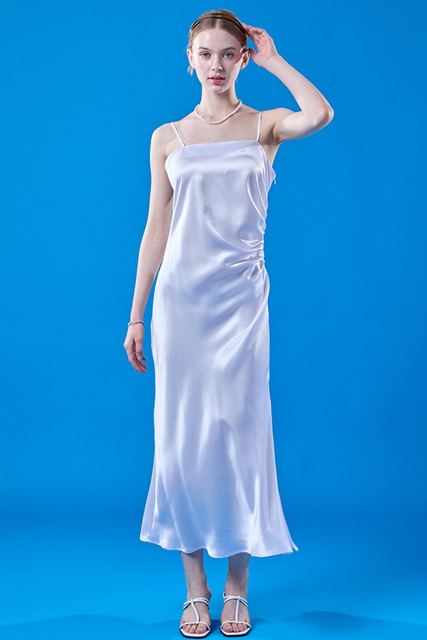 아이보리 컬러의 여름 셔링 맥시 슬림 실크 나시원피스입니다. 부드러운 실크 소재에 셔링 디테일을 더해 페미닌한 무드를 연출하며, 레이어드 스타일로 다양한 연출이 가능합니다. 휴가룩, 리조트룩, 여름 바캉스룩에 어울리는 아이템으로, 클래식, 로맨틱, 리조트 스타일을 즐기는 여성분들께 추천합니다. 민소매 디자인과 슬림핏으로 시원하고 여성스러운 실루엣을 강조하며, 페스티벌 룩으로도 활용하기 좋습니다. 체크 패턴이 은은하게 들어가 세련된 포인트를 더합니다.
