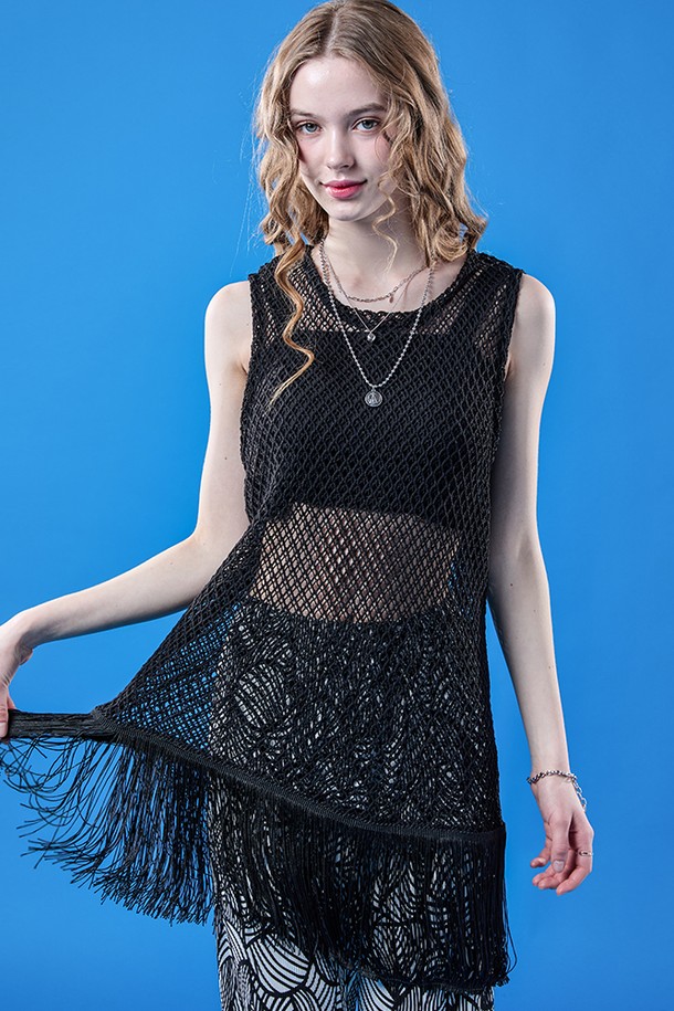 블랙 컬러의 레이어드 네트 시스루 워터밤 루즈핏 나시입니다. 시스루 소재와 네트 디테일, 프린지 디자인으로 여성스러운 페미닌 무드와 시크한 스타일을 동시에 연출합니다. 민소매 디자인과 루즈핏으로 편안하게 착용할 수 있으며, 얇은 두께감으로 시원한 여름을 위한 아이템입니다. 휴가룩, 페스티벌 룩으로 활용하여 개성 있는 스타일을 완성해보세요. 라운드넥으로 어떤 하의에도 잘 어울리는 활용도 높은 나시입니다.
