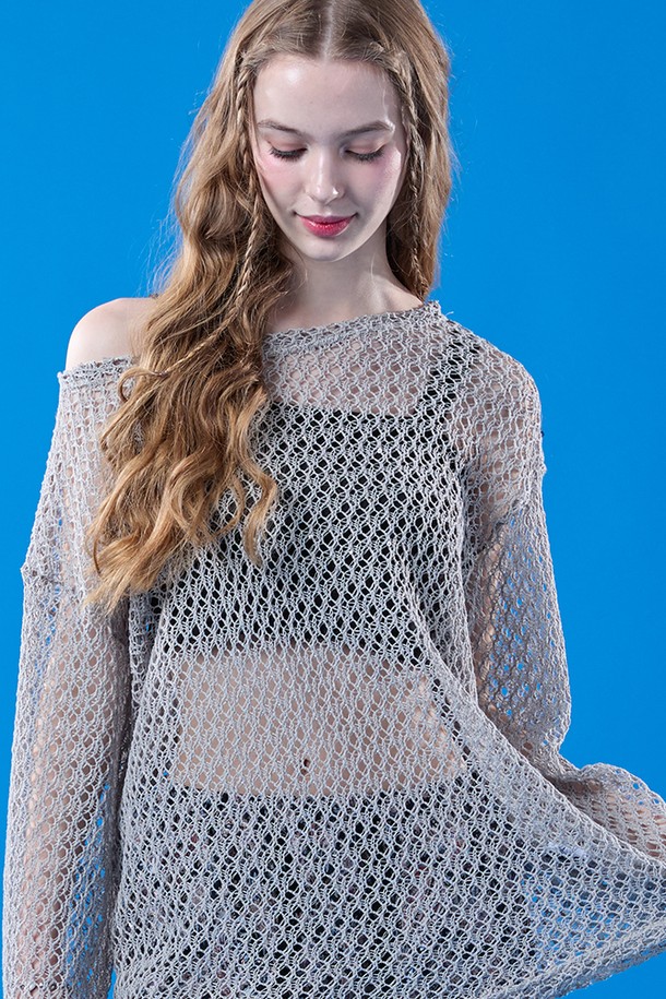 자외선 차단 시스루 네트 워터밤 긴팔티 [그레이] 레이어드티 ver.는 여름철 여성의 페미닌한 스타일을 완성해 줄 아이템입니다. 얇은 두께의 레귤러핏 긴소매 티셔츠로, 시스루 네트 디자인이 특징이며, 라운드넥으로 디자인되었습니다. 일상, 휴가, 바캉스, 리조트 등 다양한 TPO에 어울리며 미니멀, 로맨틱, 리조트 스타일을 연출하기 좋습니다. 자외선 차단 기능을 갖춰 여름철에도 안심하고 착용할 수 있으며, 레이어드 스타일링을 통해 다채로운 연출이 가능합니다.
