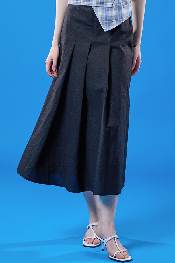**린넨 플리츠 롱스커트 [BLACK] 여름 롱치마 ver.**

여름 시즌을 위한 블랙 컬러의 린넨 플리츠 롱스커트입니다. 페미닌한 스타일을 연출하며, 린넨 소재 특유의 시원하고 쾌적한 착용감을 선사합니다. 롱 기장의 플리츠 디자인으로, 데이트룩, 카페룩, 모임룩 등 다양한 TPO에 활용하기 좋습니다. 미니멀, 클래식, 로맨틱 스타일을 즐겨 입는 여성분들께 추천합니다. 하늘거리는 플리츠 디테일이 돋보이는 레귤러핏 롱스커트입니다.
