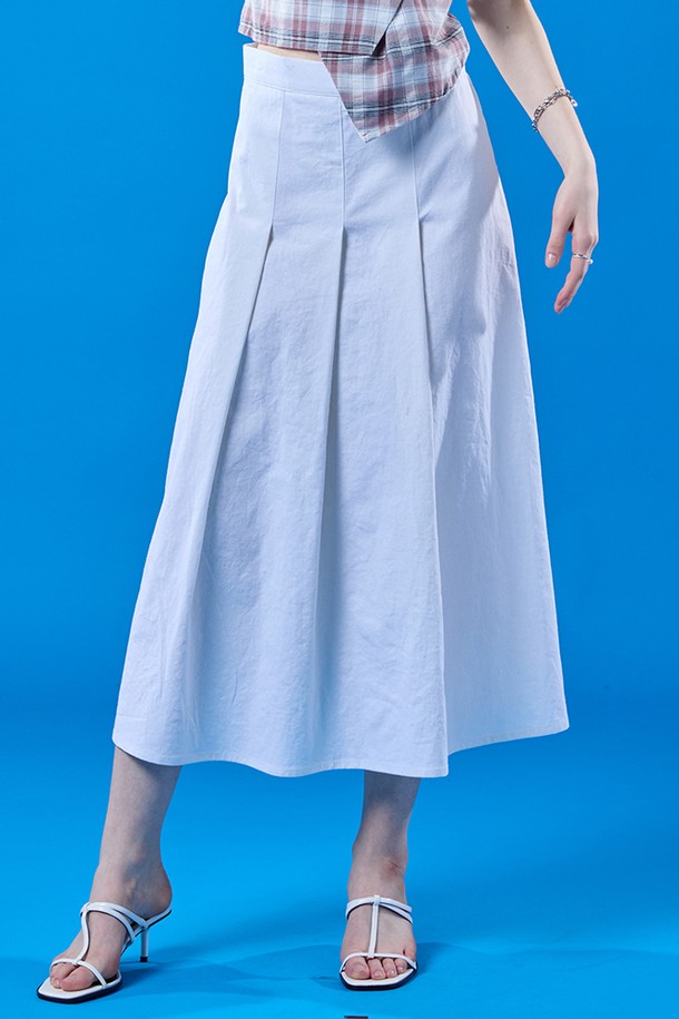 여름을 위한 린넨 플리츠 롱스커트 [WHITE]입니다. 시원한 린넨 소재와 얇은 두께감으로 여름철에도 쾌적하게 착용 가능합니다. 플리츠 디테일이 더해져 페미닌한 무드를 연출하며, 롱 기장으로 다리 라인을 자연스럽게 커버해 줍니다. 데이트룩이나 바캉스룩에 미니멀, 클래식, 로맨틱한 스타일로 매치하여 세련된 룩을 완성해 보세요. 뻣뻣한 촉감이지만 플리츠 디자인으로 활동성을 더했습니다.
