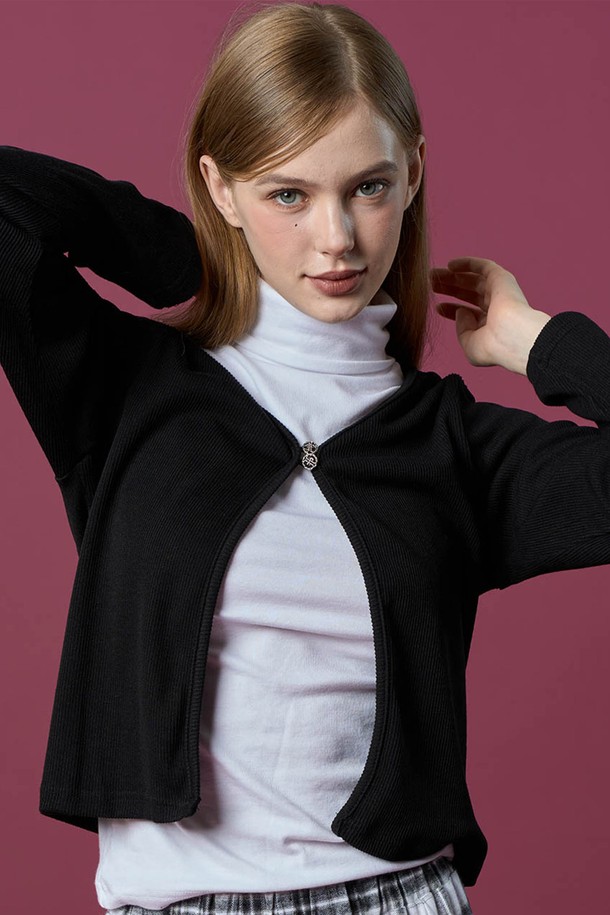 WOMEN 시크 니트 투버튼 레이어드 가디건 [BLACK]은 여성용 상의 니트/스웨터 카테고리에 속하는 가을/겨울 시즌 의류입니다. 부드러운 니트 소재의 레귤러핏 가디건으로, 라운드넥에 긴 소매, 중간 두께감으로 제작되었습니다. 시크하고 베이직한 스타일을 연출하며, 레이어드 디자인과 투버튼 여밈 방식이 특징입니다. 일상, 오피스룩, 모임룩 등 다양한 TPO에 활용하기 좋은 블랙 컬러의 아이템입니다.
