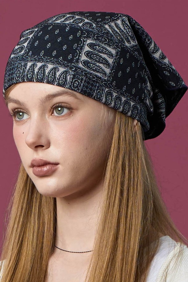 가을, 겨울 당신의 스타일을 완성할 도톰 자외선차단 반다나 보헤미안 헤어두건 손수건 [BLACK]입니다. 에스닉, 캐주얼, 레트로 스타일을 아우르는 디자인으로, 가을 나들이룩, 여행룩, 산책룩에 포인트 아이템으로 활용하기 좋습니다. 자외선 차단 기능과 두꺼운 두께감으로 따뜻함과 스타일을 동시에 잡았습니다. 여성 고객을 위한 블랙 컬러의 헤어두건으로, 보헤미안 무드의 패턴이 돋보입니다. 헤어두건과 손수건으로 활용 가능한 실용적인 아이템입니다.
