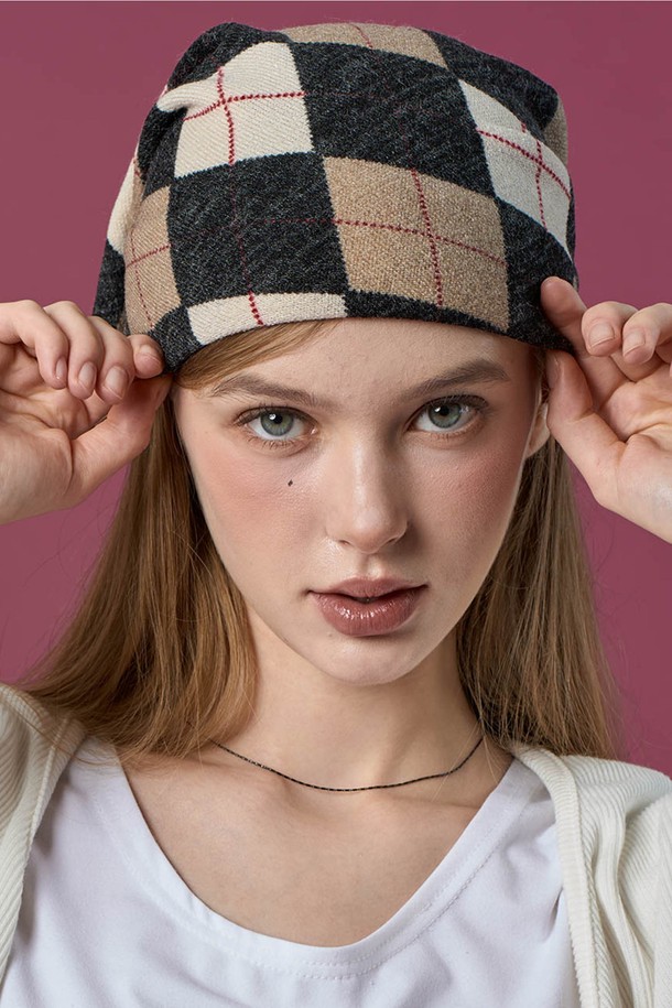 아가일 니트 자외선차단 반다나 헤어두건 손수건 [Black_beige] 가을 겨울 ver.입니다. 블랙과 베이지 두 가지 색상으로 출시되었으며, 가을, 겨울 계절에 따뜻함과 스타일을 더해줍니다. 촘촘한 니트 소재로 제작되어 부드러운 착용감을 선사하며, 아가일 패턴이 클래식하고 세련된 분위기를 연출합니다. 헤어두건과 손수건으로 활용 가능하며, 자외선 차단 기능이 있어 야외 활동 시에도 유용합니다. 캐주얼, 클래식, 미니멀 스타일 모두에 잘 어울려 다양한 룩을 연출할 수 있습니다.
