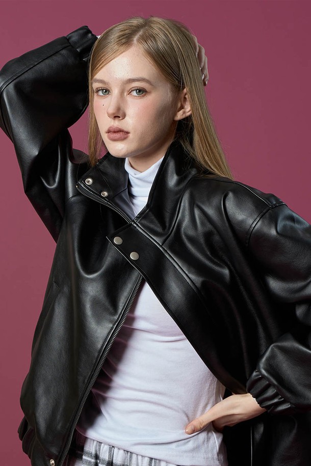 WOMEN 오버핏 빈티지 블루종 항공 점퍼 가죽 재킷 [BLACK]은 여성 고객을 위한 캐주얼 및 스트릿 스타일의 아우터입니다. 봄, 가을에 착용하기 적합하며, 오버핏 디자인으로 편안한 착용감을 선사합니다. 블랙 컬러의 무지 디자인에 인조가죽 소재와 두꺼운 두께감으로 제작되어 빈티지한 느낌을 더했습니다. 긴 소매와 집업 여밈 방식, 항공 점퍼 스타일로 실용성을 높인 제품입니다.
