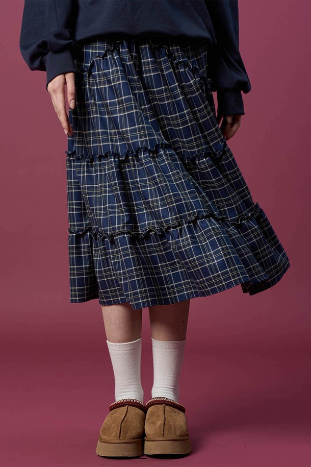 네이비 블루 컬러의 기모 도톰 체크 레이스 미디 플레어 롱스커트입니다. 가을, 겨울 시즌에 어울리는 따뜻한 기모 소재와 도톰한 두께감으로 포근한 착용감을 선사합니다. 클래식한 무드의 체크 패턴과 레이스 디테일이 여성스러운 분위기를 더하며, 플레어핏으로 다리 라인을 더욱 아름답게 연출합니다. 데이트룩, 오피스룩, 겨울 데일리룩 등 다양한 TPO에 활용 가능하며 미니멀한 스타일을 연출하기 좋습니다.
