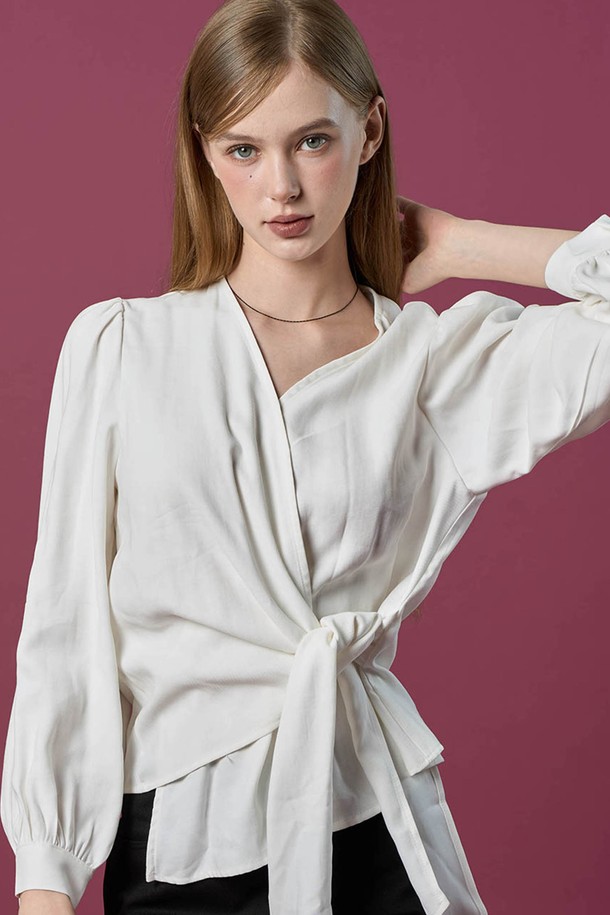 세련된 여성미를 돋보이게 해줄 WOMEN 미디 크롭 랩 허리 스트랩 슬림 긴팔 셔츠 [WHITE] 블라우스입니다. 우아하고 미니멀한 스타일을 추구하는 당신을 위해 디자인되었으며, 봄, 가을 시즌에 활용하기 좋습니다. 슬림핏으로 여성스러운 실루엣을 강조하며, 랩 디자인과 허리 스트랩 디테일이 특징입니다. 데이트룩, 카페룩, 모임룩 등 다양한 TPO에 맞춰 미니멀, 클래식, 로맨틱 무드를 연출해보세요. 화이트 컬러의 긴소매 블라우스로 어떤 하의와도 쉽게 매치하여 세련된 스타일링을 완성할 수 있습니다.
