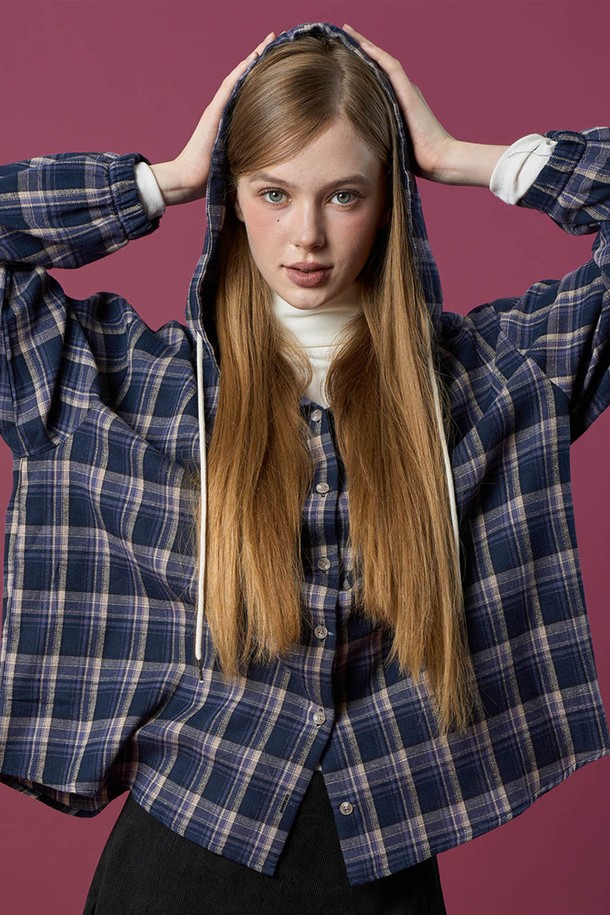 **오버핏 데일리 기모 후드 체크 셔츠 [NAVY] 가을 겨울 ver.**는 가을과 겨울에 따뜻하게 입을 수 있는 공용 셔츠입니다. 부드러운 기모 안감으로 제작되어 뛰어난 착용감을 제공하며, 넉넉한 오버핏 디자인으로 편안한 활동성을 보장합니다. 네이비 컬러의 체크 패턴이 캐주얼한 무드를 연출하며, 후드 디테일이 더해져 더욱 스타일리시합니다. 데일리룩 또는 집콕룩으로 활용하기 좋으며, 다양한 스타일을 소화할 수 있는 활용도 높은 아이템입니다. 긴 소매 기장으로 보온성을 높였으며, 두꺼운 두께감으로 추운 날씨에도 따뜻함을 유지해 줍니다.
