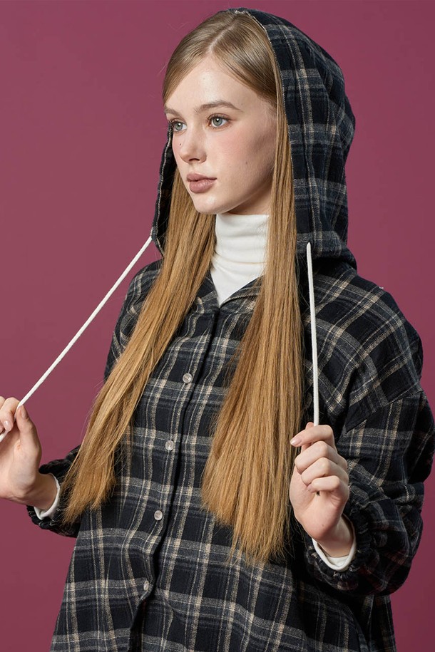 블랙 컬러의 오버핏 데일리 기모 후드 체크 셔츠입니다. 가을, 겨울 시즌에 따뜻하게 착용 가능한 두꺼운 기모 안감으로 제작되었습니다. 넉넉한 오버핏 디자인과 캐주얼한 체크 패턴, 후드 네크라인이 편안하면서도 스타일리시한 무드를 연출합니다. 긴 소매 기장으로 보온성을 높였으며, 일상 속 데일리룩과 미니멀 스타일링에 활용하기 좋습니다. 부드러운 촉감으로 편안하게 착용할 수 있습니다.
