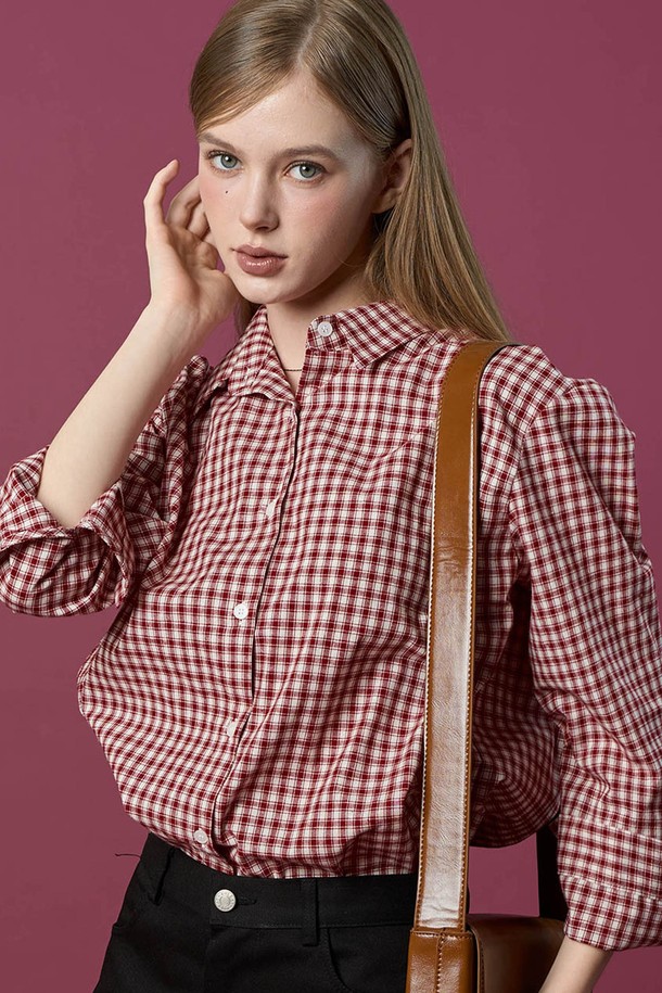 데일리 겉기모 클래식 오버핏 깅엄 체크 셔츠 [RED] 긴팔티 버전은 가을, 겨울 시즌에 어울리는 상의입니다. 부드러운 겉기모 소재로 제작되어 따뜻하고 편안한 착용감을 선사하며, 오버핏 디자인으로 캐주얼하면서도 클래식한 스타일을 연출합니다. 깅엄 체크 패턴과 레드 컬러가 돋보이며, 데일리룩 또는 가을, 겨울 나들이룩에 활용하기 좋습니다. 긴 소매 기장으로 제작되었으며, 카라 디테일이 셔츠의 기본적인 디자인을 살렸습니다. 두께감 있는 소재로 겨울철에도 따뜻하게 입을 수 있습니다.
