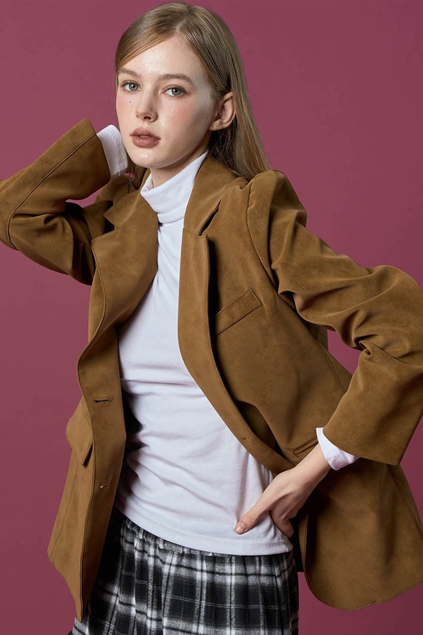 부드러운 스웨이드와 누벅 가죽 소재로 제작된 여성용 오버핏 블레이저 재킷입니다. 캐주얼, 베이직 스타일로 데일리룩과 일상룩에 활용하기 좋으며, 봄, 가을 시즌에 적합합니다. 싱글 버튼 여밈과 긴 소매 디자인, 카멜 컬러가 세련된 분위기를 연출합니다. 오피스룩, 모임룩 등 다양한 TPO에 클래식하고 미니멀한 스타일을 더해보세요. 오버사이즈 실루엣으로 편안하면서도 스타일리시한 룩을 완성할 수 있습니다.
