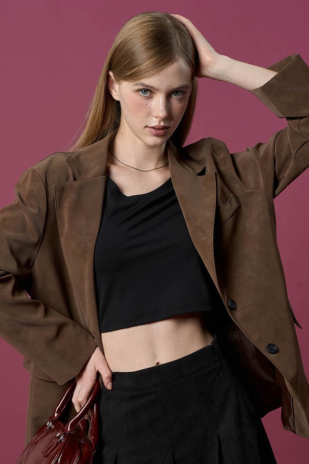 부드러운 스웨이드 누벅 소재로 제작된 브라운 컬러의 여성 오버핏 가죽 재킷 블레이저입니다. 데일리룩과 일상, 오피스룩, 모임룩 등 다양한 TPO에 활용하기 좋습니다. 가을, 겨울 시즌에 적합하며, 베이직하고 캐주얼한 스타일을 연출할 수 있습니다. 싱글 버튼 여밈과 긴 소매 기장, 두꺼운 두께감으로 보온성을 더했습니다. 미니멀하고 클래식한 무드를 동시에 느낄 수 있어, 폭넓은 스타일을 소화할 수 있는 아이템입니다.
