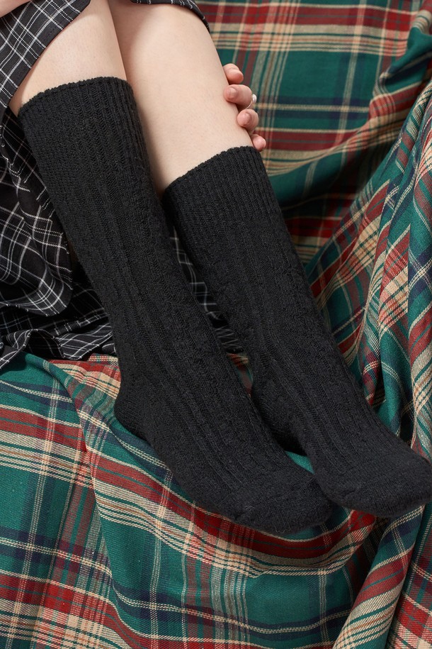[울 ver.] 방한 겨울 도톰 꽈배기 따뜻 보온 양말은 겨울철 추위를 녹여줄 따뜻한 보온 양말입니다. 울 소재로 제작되어 뛰어난 보온성을 제공하며, 도톰한 두께감으로 포근한 착용감을 선사합니다. 꽈배기 패턴으로 포인트를 더해 클래식, 미니멀, 캐주얼 등 다양한 스타일 연출에 활용할 수 있습니다. 집콕룩, 산책룩 등 편안한 분위기를 연출하기 좋으며, 블랙, 화이트, 그레이, 베이지, 브라운, 네이비 6가지 다채로운 컬러로 만나보세요.
