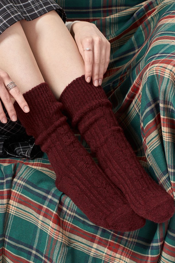 따뜻하고 포근한 겨울을 위한 필수템, [울 ver.] 방한 겨울 도톰 꽈배기 따뜻 보온 양말입니다. 부드러운 울 소재로 제작되어 뛰어난 보온성을 자랑하며, 발 전체를 감싸는 도톰한 두께감으로 추운 날씨에도 따뜻함을 유지해 줍니다. 클래식, 미니멀, 캐주얼 등 어떤 스타일에도 잘 어울리는 꽈배기 패턴 디자인이 돋보이며, 와인, 블랙, 베이지, 그레이, 브라운, 화이트 6가지 다채로운 컬러로 폭넓은 선택이 가능합니다. 일상생활에서 편안하게 착용하며 따뜻하고 스타일리시한 겨울을 보내세요.
