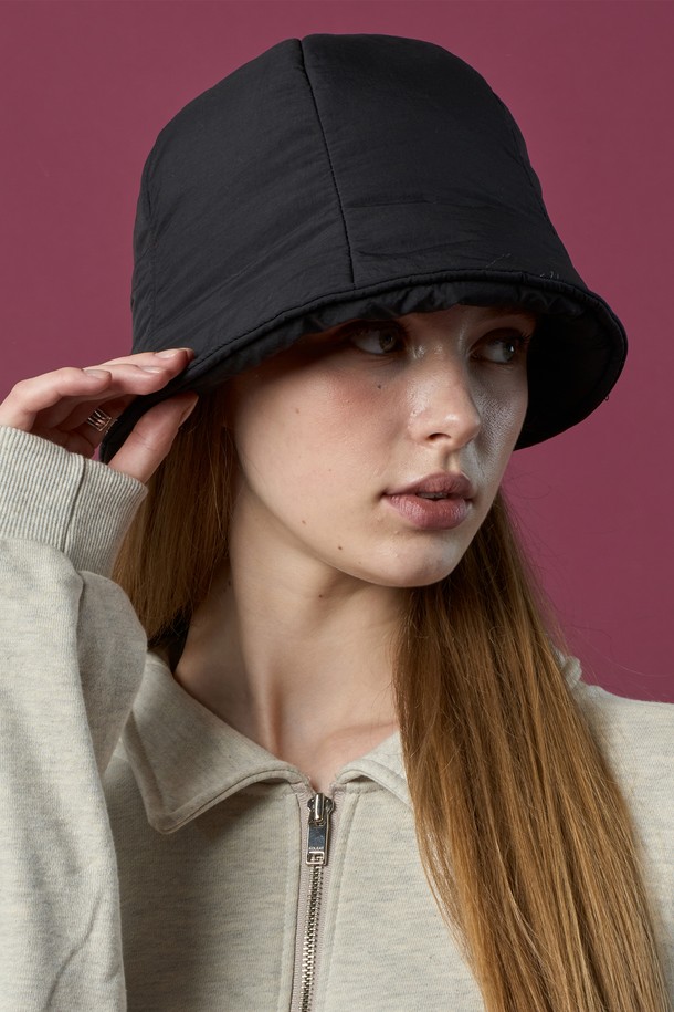 부드러운 촉감의 도톰한 패딩 소재로 제작된 방한 버킷햇입니다. 깊은 모자 깊이와 챙 넓이가 중간 정도로, 겨울철 따뜻하고 편안하게 착용할 수 있습니다. 무지 디자인의 블랙 컬러로, 캐주얼, 미니멀, 클래식 등 다양한 스타일 연출에 용이합니다. 보온 및 방한 기능으로 추운 날씨에도 따뜻함을 유지해줍니다. 데일리룩에 포인트 아이템으로 활용하기 좋은 겨울 필수템입니다.
