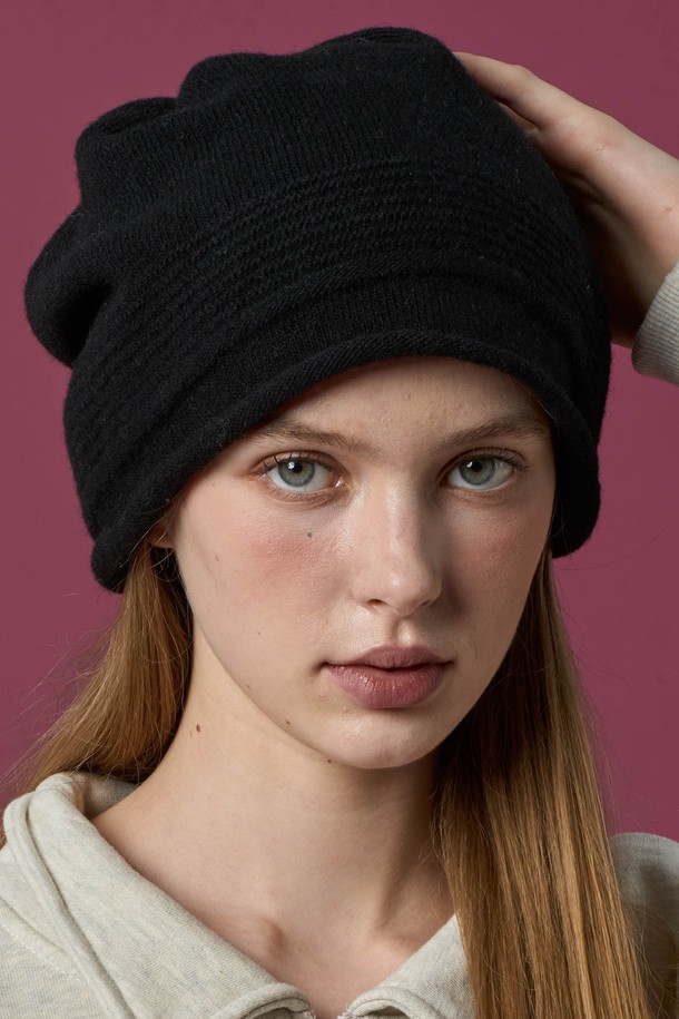 도톰 니트 방한 겨울 모자 롱 비니 [BLACK] 리본 스트랩은 추운 겨울철 보온과 스타일을 동시에 잡을 수 있는 필수 아이템입니다. 부드러운 니트 소재로 제작되어 뛰어난 착용감을 선사하며, 도톰한 두께감으로 외부의 찬 바람을 효과적으로 막아줍니다. 롱 비니 디자인으로 머리 전체를 따뜻하게 감싸주며, 블랙 컬러와 무지 패턴으로 어떤 스타일에도 잘 어울립니다. 귀여운 리본 스트랩 장식이 포인트가 되어 캐주얼, 미니멀, 클래식 등 다양한 스타일을 연출할 수 있습니다. 방한 기능과 더불어 세련된 디자인으로 겨울철 데일리룩에 포인트를 더해보세요.
