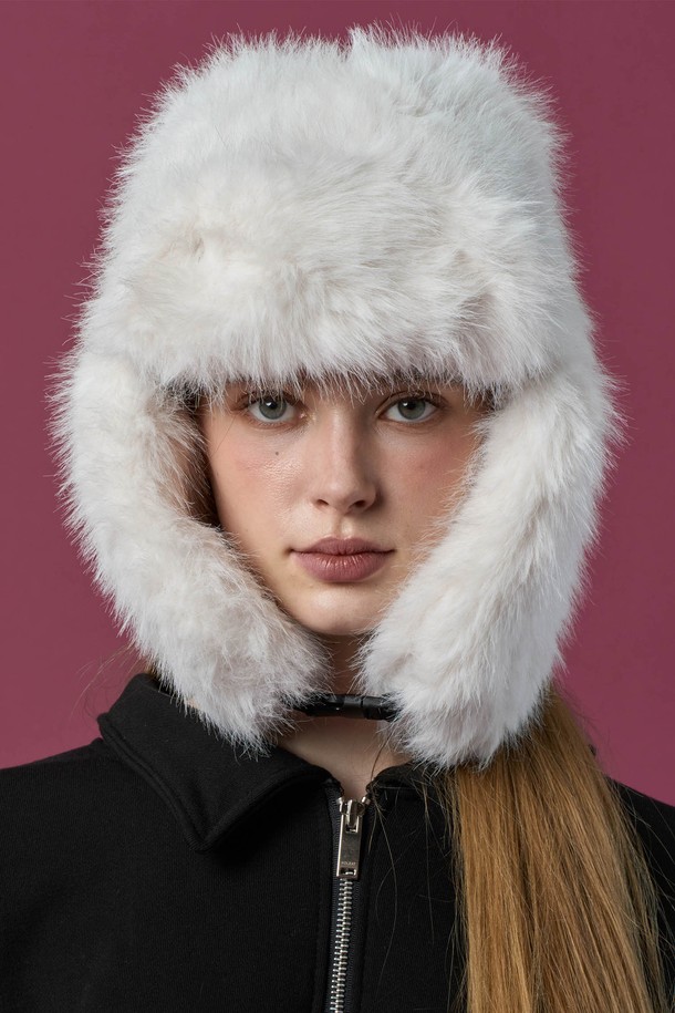 겨울 한파를 따뜻하게 녹여줄 방한모입니다. 부드러운 퍼 소재와 깊은 모자 깊이로 뛰어난 보온성을 제공하며, 귀마개 디자인으로 찬 바람으로부터 얼굴 전체를 보호해줍니다. 화이트 컬러의 무지 디자인으로 어떤 스타일에도 매치하기 용이하며, 여행룩, 산책룩 등 다양한 TPO에 활용 가능합니다. 캐주얼, 클래식, 미니멀 스타일을 즐겨 입는 분들께 추천합니다.
