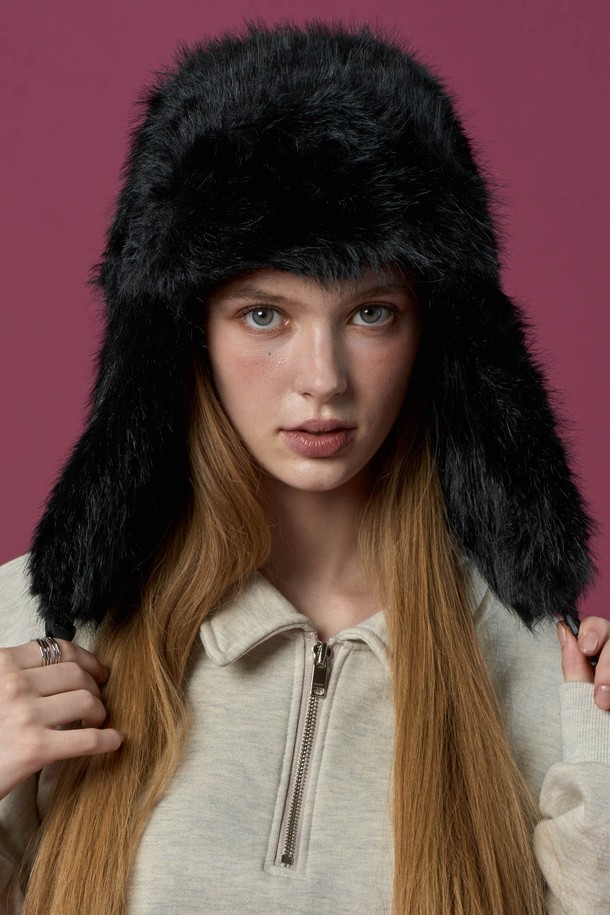 **겨울 한파 따뜻 털모자 방한모 [블랙] 트루퍼 귀마개 ver.**는 추운 겨울철 보온과 스타일을 동시에 잡을 수 있는 필수 아이템입니다. 부드러운 퍼 소재와 깊은 모자 깊이, 귀마개 디자인으로 뛰어난 방한 기능을 제공합니다. 블랙 컬러의 무지 디자인은 어떤 스타일에도 잘 어울리며, 캐주얼, 클래식, 미니멀 룩 모두 소화 가능합니다. 여행룩, 산책룩 등 다양한 TPO에 활용하여 따뜻하고 멋스러운 겨울 스타일을 완성해 보세요. 추운 날씨에도 포근함을 선사하는 실용적인 털 모자입니다.
