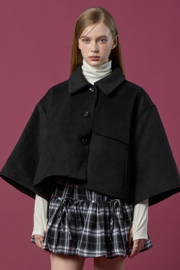 겨울철 우아함을 더해줄 누빔 오버핏 도톰 케이프 망토 코트 [BLACK]입니다. 부드러운 울 소재에 숏 기장과 반소매 디자인으로, 클래식하고 엘레강스한 무드를 연출합니다. 싱글 버튼 여밈 방식으로 간편하게 착용 가능하며, 도톰한 두께감과 누빔 디테일이 따뜻함을 선사합니다. 모임룩, 데이트룩, 오피스룩 등 다양한 TPO에 활용할 수 있으며, 미니멀하고 시크한 스타일을 완성해 보세요.
