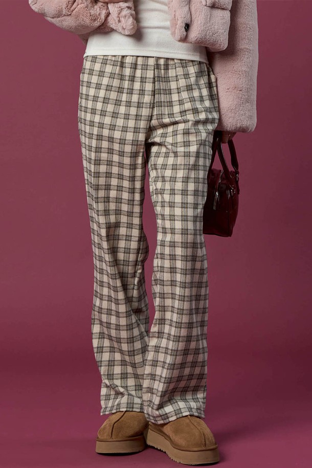 기모 도톰 체크 와이드슬랙스 밴딩 팬츠 [BEIGE]는 가을, 겨울 시즌에 따뜻하고 편안하게 착용할 수 있는 바지입니다. 베이직한 디자인에 캐주얼, 클래식, 미니멀 스타일을 모두 소화할 수 있으며, 출근룩으로도 활용 가능합니다. 넉넉한 루즈핏 와이드 실루엣에 기모 안감과 도톰한 두께감으로 보온성을 높였습니다. 부드러운 촉감과 밴딩 처리로 편안한 착용감을 선사하며, 체크 패턴이 포인트를 더합니다.
