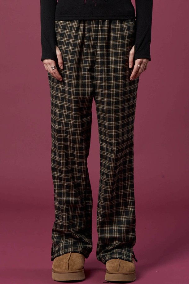 기모 도톰 체크 와이드슬랙스 밴딩 팬츠 [BLACK]는 가을과 겨울에 따뜻하게 입을 수 있는 남녀 공용 슬랙스입니다. 부드러운 기모 안감과 도톰한 두께감으로 뛰어난 보온성을 제공하며, 밴딩 처리로 편안한 착용감을 선사합니다. 와이드 핏과 체크 패턴이 캐주얼하면서도 스타일리시한 분위기를 연출하며, 출근룩, 캐주얼, 미니멀, 클래식 스타일 모두 소화 가능합니다. 블랙 컬러로 어떤 상의와도 쉽게 매치하여 다양한 스타일을 연출할 수 있습니다.
