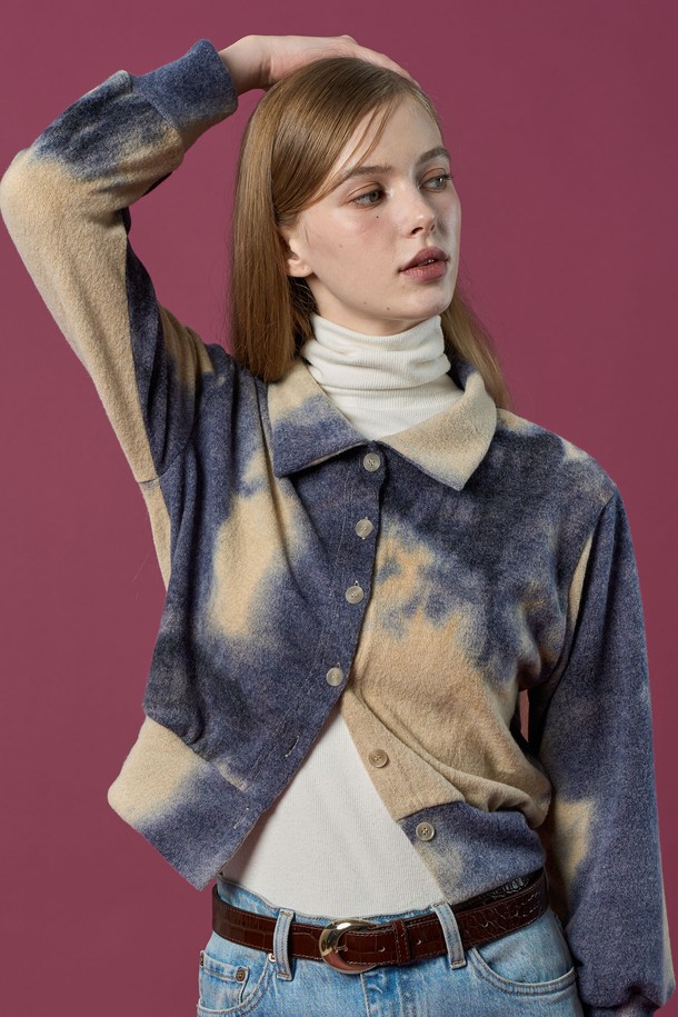 **물나염 니트 보온 따뜻 카라 가디건 [BLUE] 가을 겨울 ver.**

부드러운 촉감의 니트 소재로 제작되어 가을과 겨울, 쌀쌀한 날씨에도 따뜻하게 착용할 수 있는 여성용 가디건입니다. 레귤러 핏에 긴 소매 기장으로 편안한 착용감을 선사하며, 물나염 패턴이 은은한 포인트를 더합니다. 카라 디자인과 버튼 여밈 방식으로 클래식하면서도 캐주얼한 스타일을 연출하여, 출근룩은 물론 다양한 일상 스타일에도 활용 가능합니다. 두꺼운 두께감으로 보온성을 높였으며, 블루 컬러가 세련된 분위기를 자아냅니다.
