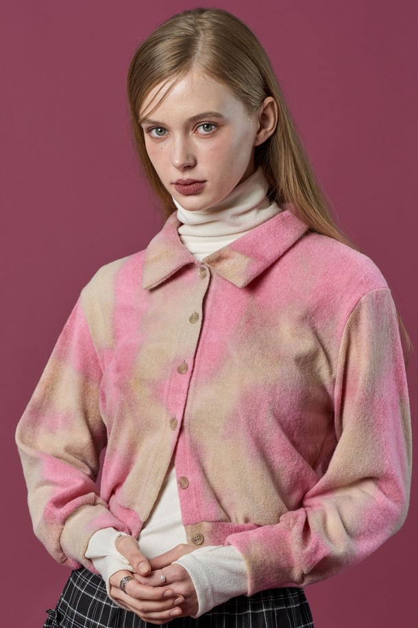 물나염 니트 보온 따뜻 카라 가디건 [PINK]은 가을과 겨울에 어울리는 여성용 상의입니다. 부드러운 니트 소재에 물나염 패턴이 더해져 캐주얼하면서도 세련된 느낌을 줍니다. 레귤러 핏에 카라 디자인으로, 출근룩이나 모임룩 등 다양한 TPO에 활용 가능합니다. 두꺼운 두께감으로 보온성을 높였으며, 버튼 여밈 방식으로 편안하게 착용할 수 있습니다. 따뜻하고 포근한 분위기를 연출하는 핑크 컬러의 가디건으로 캐주얼, 클래식, 미니멀 스타일을 즐겨보세요.
