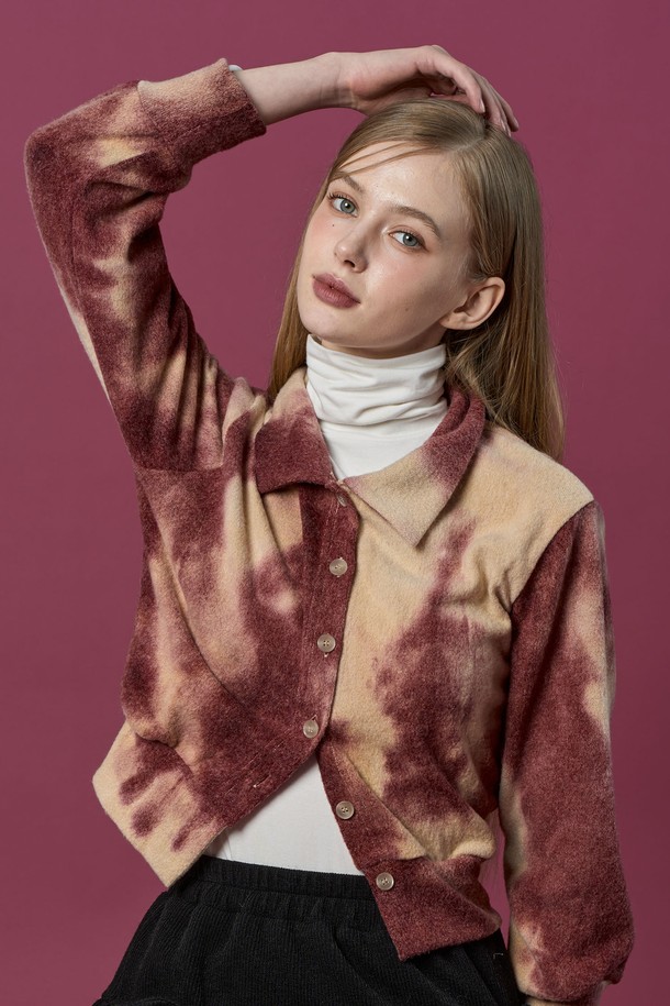 물나염 니트 보온 따뜻 카라 가디건 [Wine_red]은 가을과 겨울에 따뜻하게 착용하기 좋은 여성 니트 가디건입니다. 와인레드 컬러에 물나염 패턴이 더해져 캐주얼하면서도 베이직한 스타일을 연출합니다. 부드러운 촉감의 두꺼운 니트 소재로 제작되어 보온성이 뛰어나며, 카라 디자인과 버튼 여밈으로 클래식한 분위기를 더했습니다. 데이트룩, 모임룩 등 다양한 TPO에 활용할 수 있으며, 레귤러핏 크롭 기장으로 세련된 핏을 선사합니다. 긴 소매 기장으로 따뜻함을 더했습니다.
