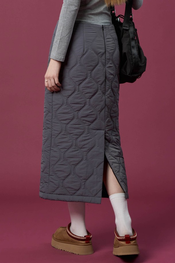 차콜그레이 컬러의 패딩 방한 보온 도톰 누빔 퀼팅 자수 롱스커트입니다. 겨울철 추위를 막아주는 두꺼운 두께감과 보온 기능을 갖춘 여성 롱스커트로, 베이직한 스타일에 퀼팅과 자수 디테일이 더해져 클래식하고 미니멀한 무드를 연출합니다. 안감은 패딩 처리되어 더욱 따뜻하며, 부드러운 촉감으로 편안한 착용감을 선사합니다. H라인 핏으로 세련된 실루엣을 강조하여 출근룩으로도 손색없습니다. 폴리에스테르 소재로 제작되었습니다.

