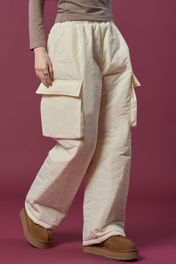 따뜻함과 스타일을 모두 갖춘 패딩 방한 보온 도톰 누빔 입체 카고 슬랙스 팬츠 [아이보리] 겨울바지 ver. 입니다. 넉넉한 루즈핏으로 편안한 착용감을 선사하며, 겨울철 추위에도 끄떡없는 도톰한 두께감과 패딩 안감으로 뛰어난 보온성을 제공합니다. 캐주얼, 미니멀, 클래식 스타일을 아우르는 디자인으로 출근룩, 여행룩 등 다양한 TPO에 활용 가능합니다. 부드러운 촉감과 무지 디자인, 그리고 실용적인 카고 포켓 디테일이 돋보입니다. 밴딩 처리로 편안하게 착용할 수 있으며, 아이보리 컬러로 어떤 상의와도 매치하기 좋습니다.
