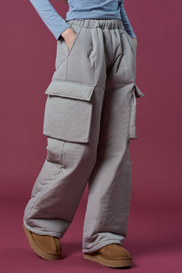 부드러운 소라그레이 컬러의 패딩 방한 보온 도톰 누빔 입체 카고 슬랙스 팬츠입니다. 겨울철 추위에도 끄떡없는 보온성을 제공하며, 캐주얼, 미니멀, 워크웨어 스타일을 모두 소화할 수 있습니다. 넉넉하고 편안한 레귤러핏으로 제작되었으며, 도톰한 누빔 안감과 밴딩 허리 덕분에 더욱 따뜻하고 활동적인 착용감을 선사합니다. 실용적인 입체 카고 포켓 디테일이 돋보이며, 데일리룩에 포인트를 더해줍니다.
