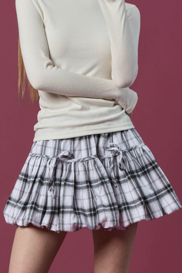 기모 벌룬 체크 리본 플레어 밴딩 미니스커트 [WHITE] 치마바지 ver.는 캐주얼 스타일의 여성 의류입니다. 부드러운 기모 소재와 두꺼운 두께감으로 가을, 겨울 시즌에 따뜻하게 착용할 수 있습니다. 화이트 컬러의 체크 패턴이 돋보이며, 벌룬 및 플레어 핏으로 여성스러운 실루엣을 연출합니다. 허리 밴딩과 리본 디테일이 편안함과 디자인을 동시에 잡았으며, 치마바지 디자인으로 활동성을 더했습니다. 일상복으로 활용하기 좋은 아이템입니다.
