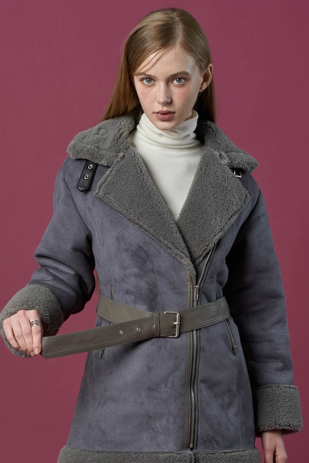 [벨트 탈부착] 겨울 스웨이드 보온 플리스 롱 무스탕 [GRAY]은 여성 고객을 위한 캐주얼 스타일의 아우터입니다. 부드러운 스웨이드와 플리스 소재로 제작되어 겨울철에도 따뜻하게 착용할 수 있으며, 롱 기장과 레귤러 핏으로 편안한 착용감을 제공합니다. 톤 다운된 그레이 컬러와 무지 디자인으로 미니멀하고 클래식한 스타일을 연출하며, 벨트 탈부착이 가능하여 다양한 스타일을 연출할 수 있습니다. 집업 및 버클 여밈 방식으로 간편하게 착용 가능하며, 보온 기능으로 쌀쌀한 날씨에도 따뜻함을 유지해 줍니다. 긴 소매 기장으로 더욱 포근한 느낌을 선사합니다.
