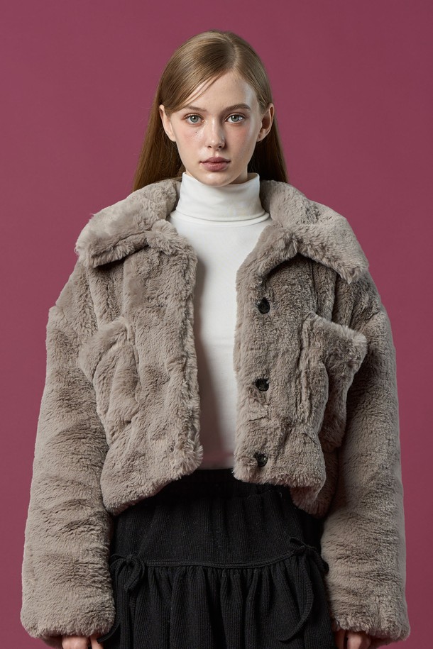 [밍크 ver.] 오버핏 크롭 누빔 단추 무스탕 재킷 [애쉬그레이] 비건 퍼 ver.은 캐주얼, 미니멀, 클래식 스타일을 아우르는 여성용 아우터입니다. 애쉬 그레이 컬러의 무지 디자인으로, 가을과 겨울에 따뜻하게 착용할 수 있습니다. 밍크와 비건 퍼 소재를 사용하여 부드러운 촉감을 선사하며, 두꺼운 두께감과 누빔 디테일이 특징입니다. 오버핏 크롭 기장으로 트렌디함을 더했으며, 단추 여밈 방식으로 편안하게 착용 가능합니다. 일상생활에서 스타일리시하게 연출하기 좋은 머스트 해브 아이템입니다.
