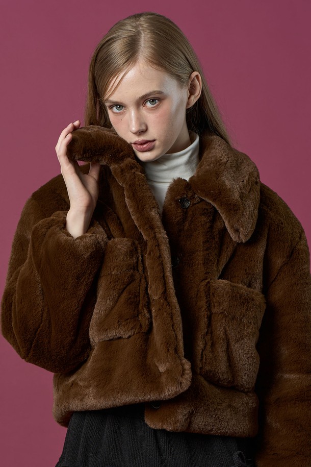 **[밍크 ver.] 오버핏 크롭 누빔 단추 무스탕 재킷 [브라운] 비건 퍼 ver.**은 부드러운 촉감과 따뜻함을 선사하는 여성용 아우터입니다. 캐주얼 스타일에 적합하며, 가을과 겨울에 걸쳐 활용할 수 있습니다. 브라운 컬러의 무지 디자인에 오버핏 크롭 기장으로 트렌디함을 더했습니다. 비건 가죽과 밍크, 누빔 디테일, 퍼 안감으로 보온성을 높였으며, 단추 여밈 방식으로 편안하게 착용할 수 있습니다. 
