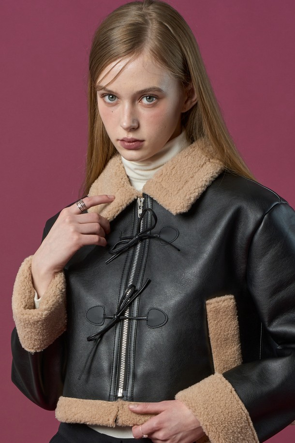 크롭 리본 비건 양털 무스탕 플리스 재킷 [Black_Beige]은 여성만을 위한 아우터입니다. 블랙과 베이지 두 가지 색상으로 출시되었으며, 캐주얼한 무드의 의상을 연출하기 좋습니다. 두꺼운 두께감의 비건 가죽과 플리스 소재로 제작되어 가을과 겨울에 따뜻하게 착용할 수 있습니다. 부드러운 촉감과 레귤러핏으로 편안함을 더했으며, 집업 방식으로 간편하게 입고 벗을 수 있습니다. 리본과 양털 디테일이 돋보이는 크롭 기장의 무스탕으로, 미니멀한 스타일을 즐기는 분들께 추천합니다.
