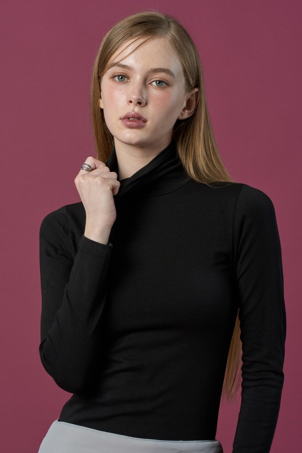 부드러운 모달 소재로 제작된, 도톰한 두께감의 스킨핏 니트 목폴라 롱슬리브입니다. 가을과 겨울, 쌀쌀한 날씨에 따뜻하게 착용하기 좋으며, 이너웨어로 활용하여 다양한 스타일을 연출할 수 있습니다. 베이직한 디자인으로 출근룩, 모임룩 등 어떤 TPO에도 잘 어울립니다. 미니멀, 클래식, 시크 스타일을 즐겨 입는 여성분들께 추천하며, 블랙 컬러로 시크한 분위기를 더합니다.
