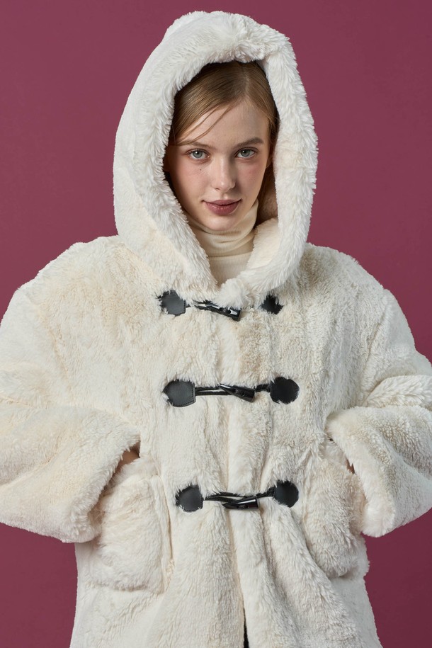 [밍크 ver.] 후드 오버핏 떡볶이 더플 누빔 무스탕 재킷 [아이보리] 비건 퍼 ver.은 부드러운 촉감의 비건 가죽과 밍크 소재를 사용하여 보온성을 높인 여성용 아우터입니다. 아이보리 색상의 무지 디자인으로 어떤 스타일에도 잘 어울리며, 캐주얼, 미니멀, 클래식 무드를 연출할 수 있습니다. 오버핏에 후드와 더블 버튼, 떡볶이 단추 디테일이 더해져 귀엽고 트렌디한 느낌을 줍니다. 넉넉한 기장감과 누빔 안감, 긴 소매 기장으로 한겨울에도 따뜻하게 착용 가능하며, 데이트룩이나 연말 모임룩에 활용하기 좋습니다.
