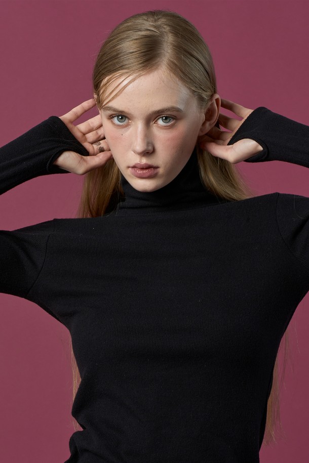 [2pack] 워머골지 도톰 니트 목폴라 롱슬리브 긴팔 목티는 가을, 겨울철 여성 의류로, 베이직한 스타일에 미니멀, 클래식, 캐주얼 스타일을 연출하기 좋습니다. 두껍고 부드러운 니트 소재의 골지 패턴으로 제작되었으며, 레귤러핏 터틀넥 디자인으로 보온성을 높였습니다. 2팩 구성으로 실용적이며, 출근룩을 포함한 다양한 일상 착용에 적합한 아이템입니다. 이너웨어로 활용하기 좋으며, 다양한 스타일링에 활용할 수 있습니다.
