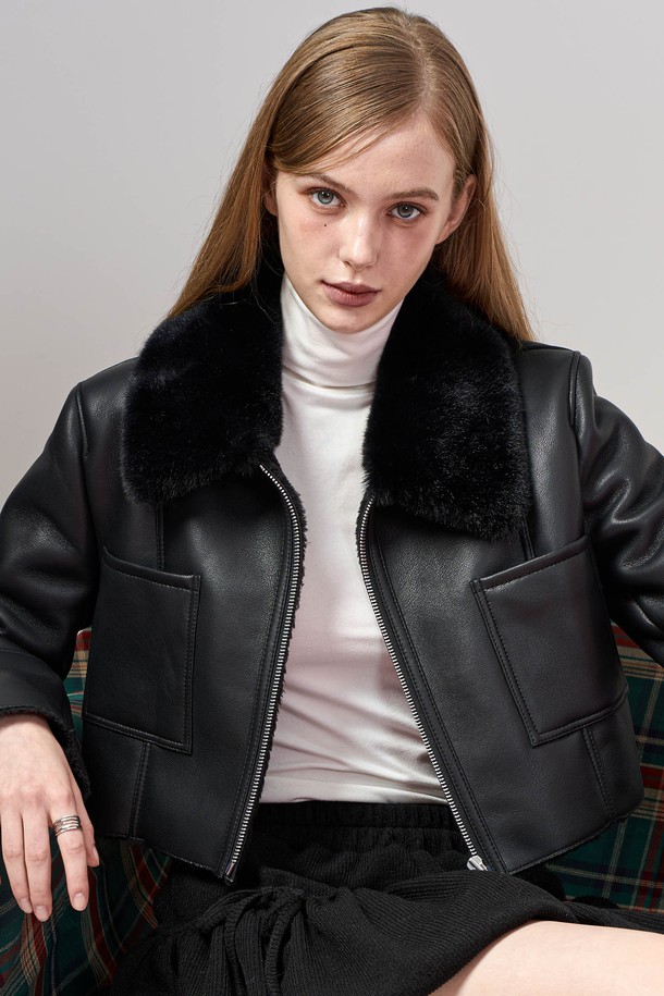 **폭스 카라 플리스 라이트 무스탕 재킷 [All_Black] 비건 퍼 ver.**은 미니멀하고 모던한 스타일을 추구하는 여성 고객을 위한 아우터입니다. 가을과 겨울, 출근룩과 모임룩에 모두 잘 어울리며, 시크하고 클래식한 분위기를 연출합니다. 부드러운 촉감의 비건 퍼 소재와 플리스 안감으로 제작되어 따뜻하고 편안한 착용감을 선사합니다. 크롭 기장에 집업 여밈 방식, 레귤러 핏으로 디자인되었으며, 폭스 카라 디테일이 고급스러움을 더합니다. 블랙 컬러의 무지 디자인으로 다양한 룩에 활용하기 용이합니다.
