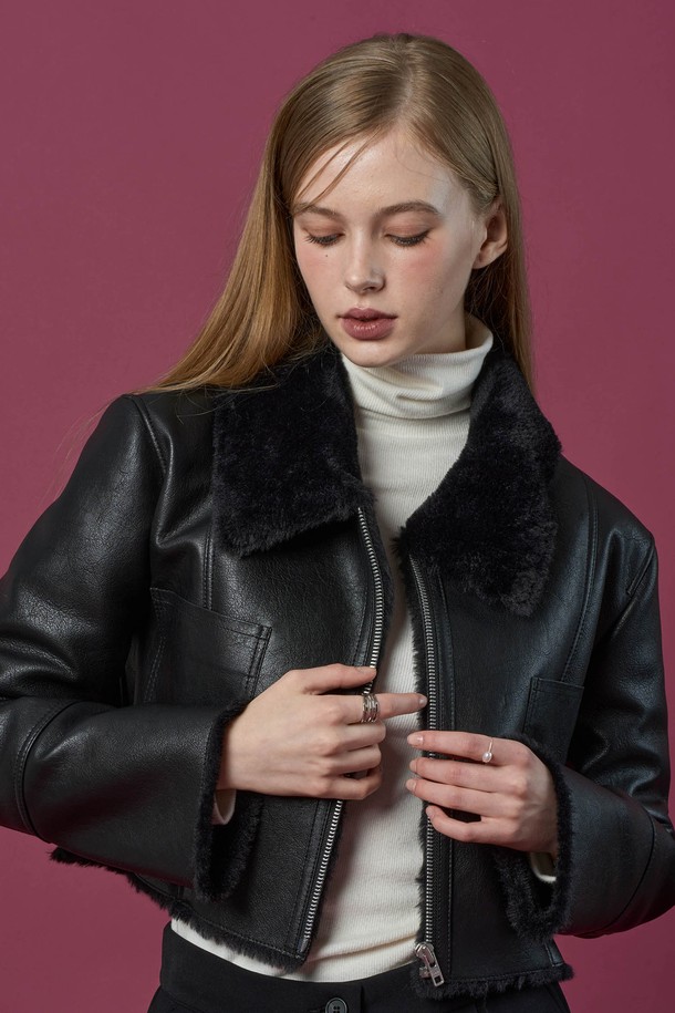 밍크 크롭 집업 프리미엄 무스탕 재킷 [All_Black] 프리미엄 ver.은 부드러운 촉감의 밍크와 인조가죽 소재를 사용하여 고급스러움을 더한 여성용 무스탕 재킷입니다. 크롭 기장과 레귤러핏으로 모던하고 미니멀한 스타일을 연출하며, 집업 여밈 방식으로 편안하게 착용할 수 있습니다. 쌀쌀한 겨울 날씨에도 따뜻하게 입을 수 있도록 두께감 있게 제작되었으며, 데이트룩이나 모임룩에 시크하고 클래식한 매력을 더해줍니다. 블랙 컬러의 무지 디자인으로 어떤 스타일에도 쉽게 매치할 수 있는 활용도 높은 아이템입니다.
