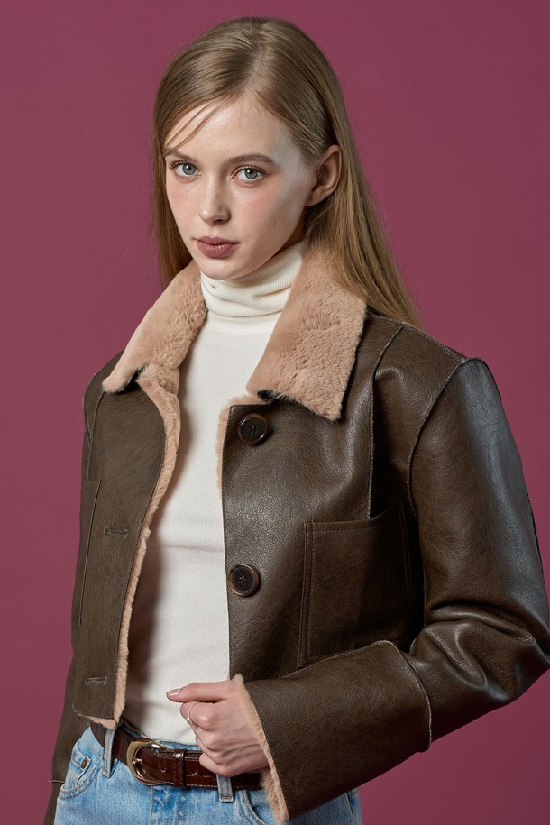 리버시블 밍크 크롭 단추 무스탕 재킷 [Brown] 프리미엄 LD ver.은(는) 가을과 겨울, 당신의 스타일을 한층 끌어올릴 여성용 아우터입니다. 클래식하고 엘레강스한 무드를 자아내며, 부드러운 밍크 소재와 두꺼운 두께감으로 고급스러운 착용감을 선사합니다. 크롭 기장에 단추 디테일이 더해져 세련된 실루엣을 연출하며, 리버시블 디자인으로 다양한 스타일을 즐길 수 있습니다. 데이트룩, 모임룩, 연말 모임룩 등 특별한 날, 미니멀하고 시크한 스타일을 완성해보세요.
