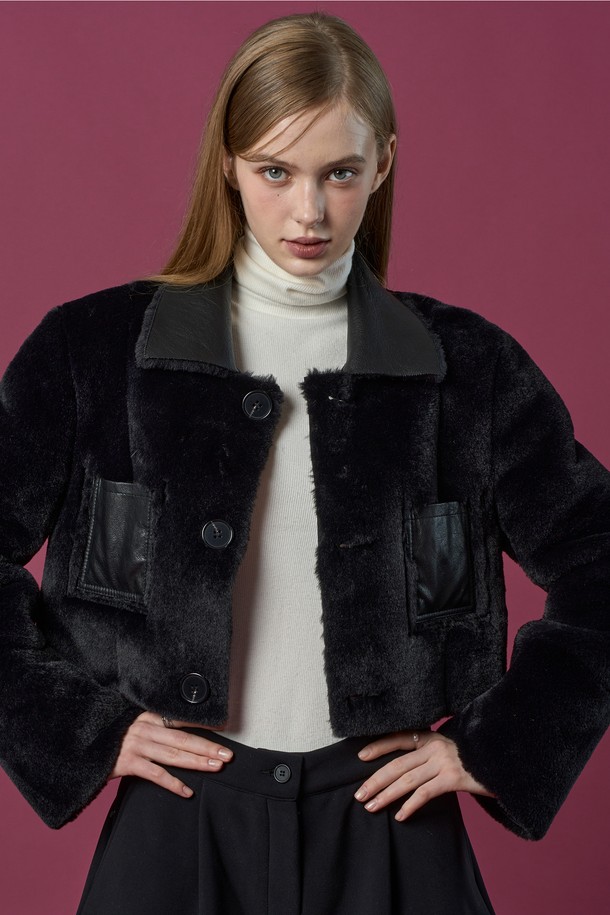 리버시블 밍크 크롭 단추 무스탕 재킷 [All_Black] 프리미엄 FR ver.은 부드러운 밍크 소재로 제작된 여성용 아우터입니다. 모던하고 미니멀한 스타일의 블랙 컬러 무지 디자인으로, 겨울철 일상에서 활용하기 좋습니다. 크롭 기장에 레귤러 핏으로 제작되었으며, 단추 여밈 방식으로 편안하게 착용할 수 있습니다. 프리미엄 리버시블 디자인으로 다양한 스타일 연출이 가능하며, 두꺼운 두께감으로 따뜻함을 제공합니다. 긴 소매 기장으로 보온성을 높였습니다.
