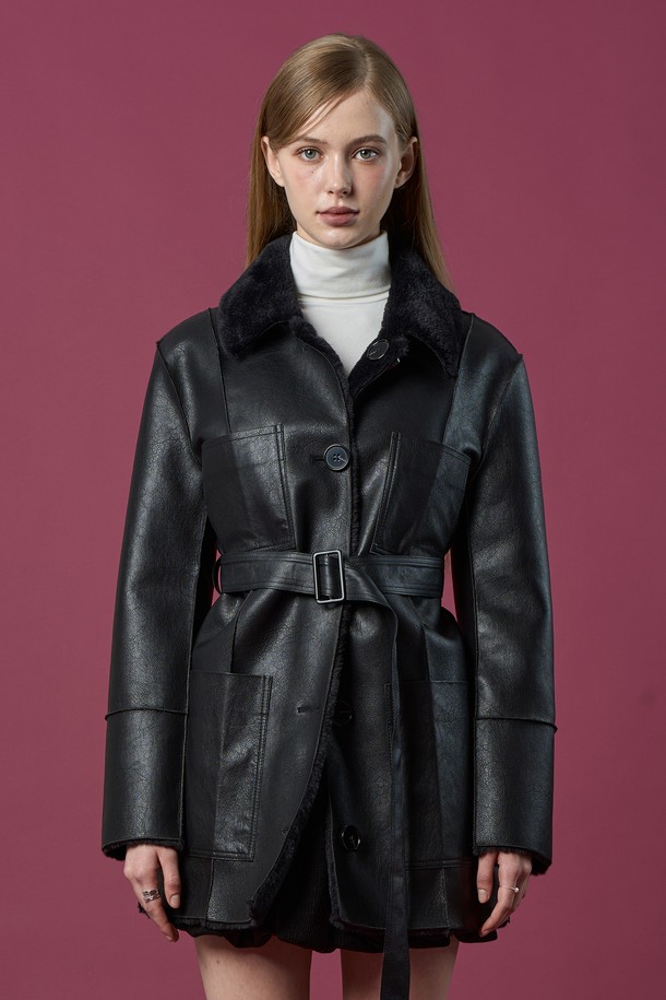 **리버시블 밍크 방한 롱무스탕 자켓 [All_Black] 벨트탈부착 LD ver.**

클래식한 무드의 리버시블 밍크 롱 무스탕 자켓입니다. 부드러운 촉감과 두꺼운 두께로 뛰어난 방한 기능을 제공하며, 한겨울에도 따뜻하게 착용할 수 있습니다. 톤온톤 블랙 컬러에 무지 디자인으로 시크하고 미니멀한 스타일을 연출합니다. 벨트 탈부착이 가능하여 다양한 스타일링을 시도할 수 있으며, 데이트룩, 모임룩, 연말 모임룩 등 TPO에 맞춰 활용하기 좋습니다. 롱 기장의 레귤러핏으로 편안하게 착용 가능하며, 여성스러운 실루엣을 강조합니다.
