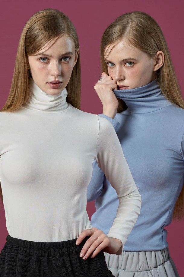 부드러운 모달 소재로 제작된 [2pack] 모달 도톰 스킨핏 니트 목폴라 롱슬리브 긴팔 목티 이너입니다. 가을, 겨울 시즌에 따뜻하게 착용하기 좋으며, 베이직한 디자인으로 다양한 스타일 연출에 용이합니다. 스킨핏으로 몸에 핏되어 슬림한 실루엣을 연출하며, 두꺼운 두께감으로 보온성을 높였습니다. 화이트, 스카이블루 두 가지 컬러로 구성되어 있으며, 이너웨어로 활용하기 좋습니다. 미니멀하고 클래식한 스타일을 선호하는 여성분들께 추천합니다.
