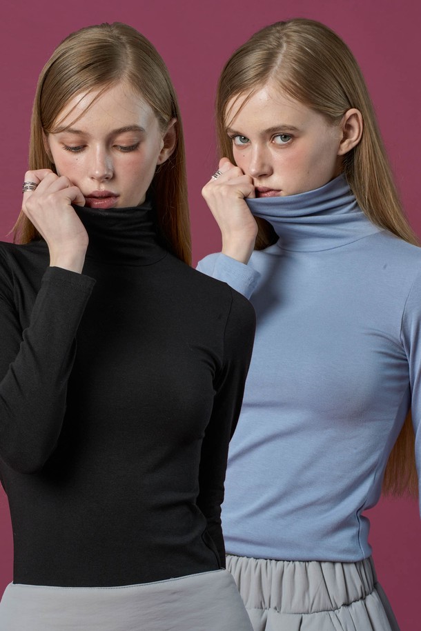 부드러운 모달 소재로 제작된 [2pack] 모달 도톰 스킨핏 니트 목폴라 롱슬리브 긴팔 목티 이너입니다. 블랙과 스카이 블루 두 가지 색상으로 제공되며, 가을과 겨울철에 따뜻하게 착용할 수 있습니다. 베이직한 디자인으로 출근룩 및 클래식, 미니멀 스타일 연출에 적합합니다. 두꺼운 두께감과 스킨핏으로 편안한 착용감을 선사하며, 이너로 활용하기 좋습니다. 목을 감싸는 터틀넥 디자인으로 보온성을 높였습니다.
