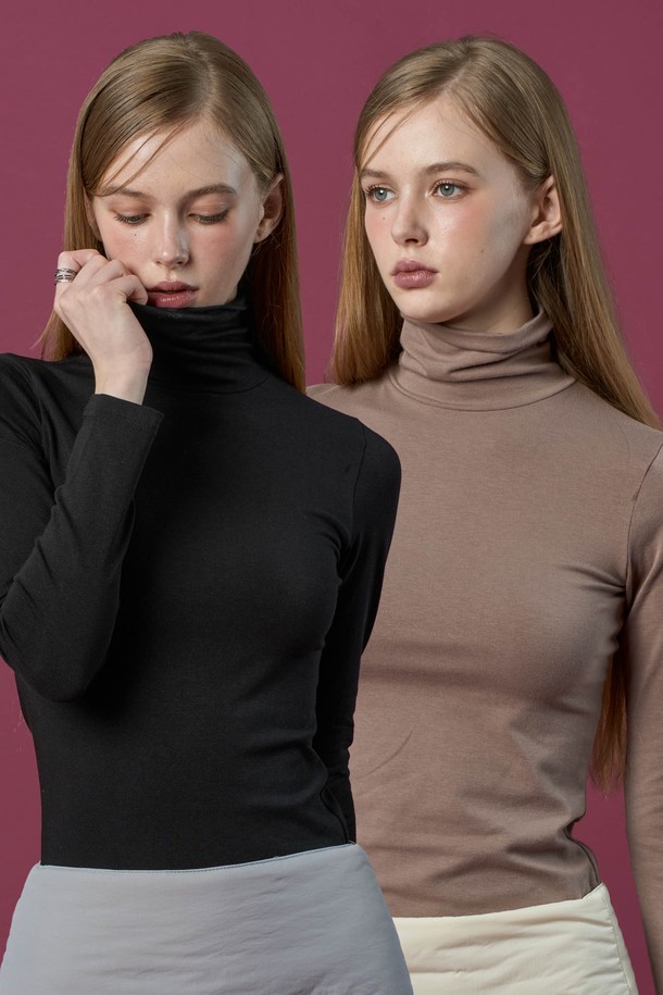 **[2pack] 모달 도톰 스킨핏 니트 목폴라 롱슬리브 긴팔 목티 이너**

부드러운 모달 소재로 제작되어 포근한 착용감을 선사하는 [2팩] 모달 도톰 스킨핏 니트 목폴라 롱슬리브 긴팔 목티 이너입니다. 블랙과 베이지 두 가지 색상으로 구성되어 어떤 스타일에도 쉽게 매치할 수 있습니다. 가을, 겨울 시즌에 따뜻하게 착용할 수 있으며, 베이직하고 미니멀한 스타일을 연출하기 좋습니다. 스킨핏 디자인과 도톰한 두께감으로 자연스러운 실루엣을 만들어주며, 이너로 활용하기에도 적합합니다.
