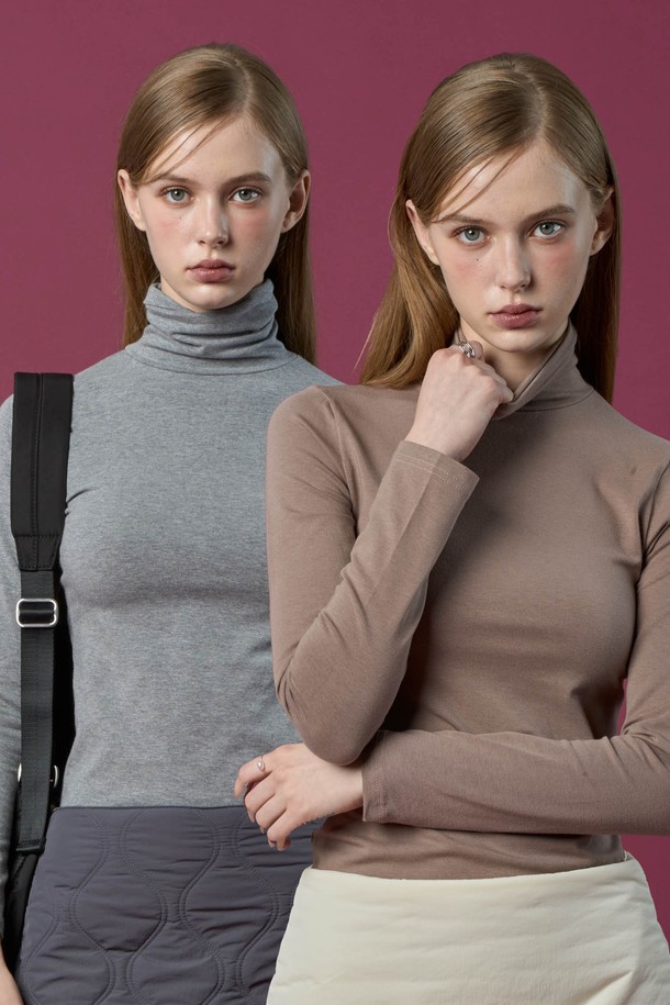 부드러운 모달 소재로 제작된 [2pack] 모달 도톰 스킨핏 니트 목폴라 롱슬리브 긴팔 목티 이너입니다. 가을, 겨울 시즌에 어울리는 두꺼운 두께감으로 따뜻하게 착용할 수 있으며, 스킨핏 디자인이 슬림한 실루엣을 연출합니다. 베이직한 디자인과 그레이, 베이지 컬러 구성으로 다양한 스타일과 코디네이션이 용이합니다. 출근룩과 같은 클래식, 미니멀 스타일을 즐겨 입는 여성분들께 추천합니다. 2팩 구성으로 실용성을 더했습니다.
